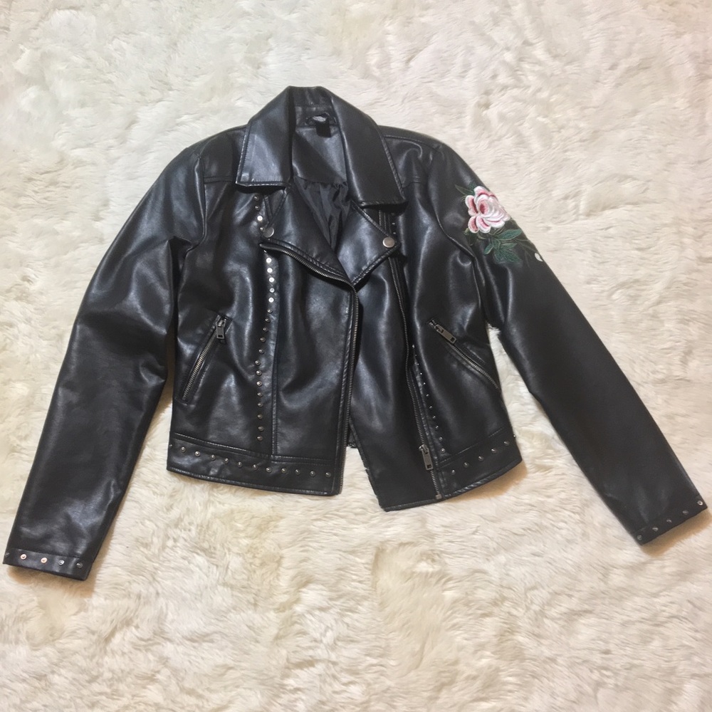 RUE 21 FLORAL PATCH FAUX LEATHER JACKET
